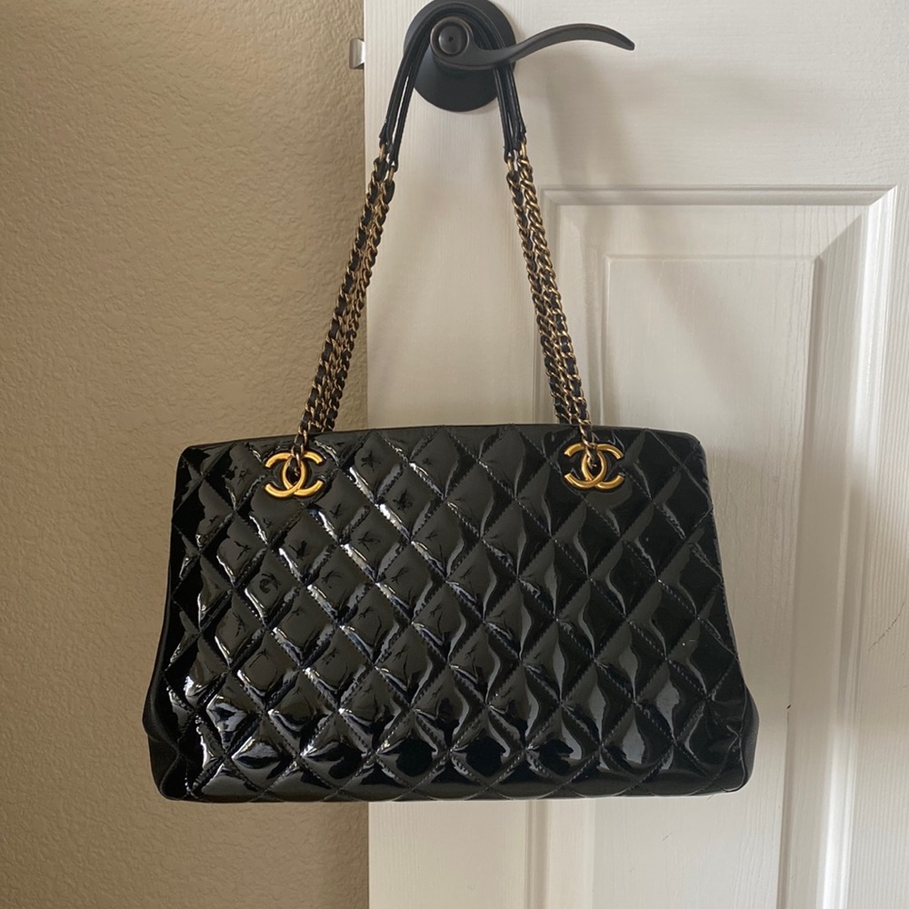 CC Eyelet Tote Quilted Patent Leather MediumTote